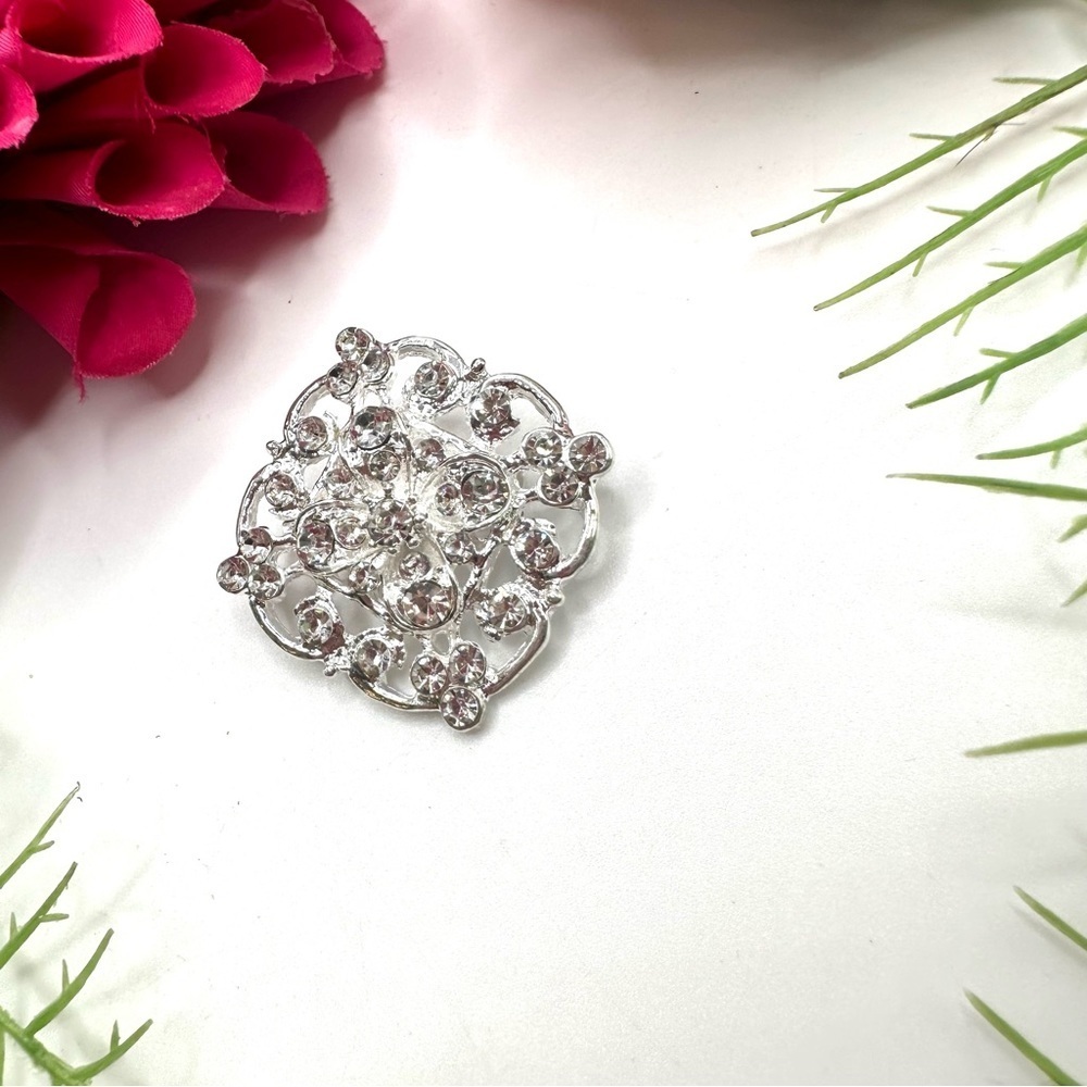 NEW⚜️Classic Crystal Cluster Embellished Brooch - Picture 3 of 5